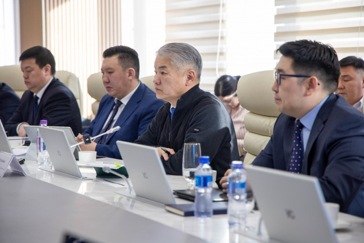 Эрүүл мэндийн салбарын бодлогыг улсын хөгжлийн зорилттой нийцүүлэн хөгжүүлнэ гэлээ